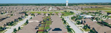 Panorama hava manzaralı şehir su kulesi inşaat alanı inşaatçısı etkinliği, Dallas Fort Worth 'un yeni banliyö evleri hızla büyüyen metropolitan ve çevresindeki Princeton, Teksas' a kadar. ABD