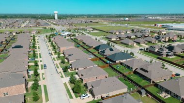 İnşaat alanı inşaatçılığı yakınlarındaki şehir su kulesi Dallas Fort Worth Metroplex 'in dışındaki yeni banliyö evleri hızla büyüyen metropolitan Princeton, Teksas' ın çevresindeki kırsal bölgelere kadar, anten. ABD
