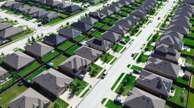 Dallas Fort Worth Metroplex 'in dışındaki modern inşaat banliyölerinin çatı panelleri hızla büyüyen DFW metropolü Princeton, Teksas' ın çevresindeki kırsal bölgelere kadar. ABD