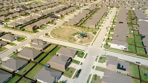 Ana planlama alanındaki topluluk oyun alanı, hızlı büyüyen şehir genişliği, Princeton, Teksas 'taki Dallas Fort Worth metroplex, olgunlaşmamış ağaçlı yeni inşaat evleri. ABD