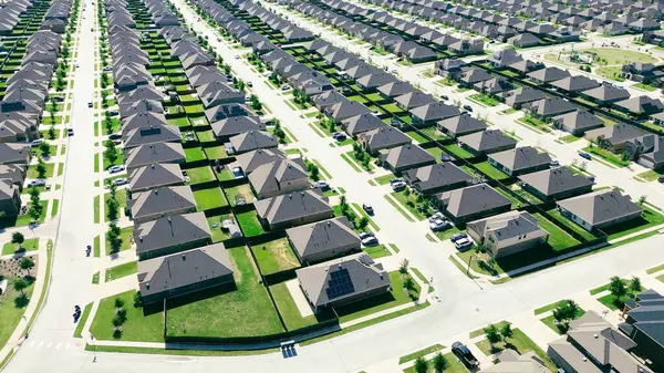 Ana planlama alanındaki topluluk oyun alanı, hızlı büyüyen şehir genişliği, Princeton, Teksas 'taki Dallas Fort Worth metroplex, olgunlaşmamış ağaçlı yeni inşaat evleri. ABD