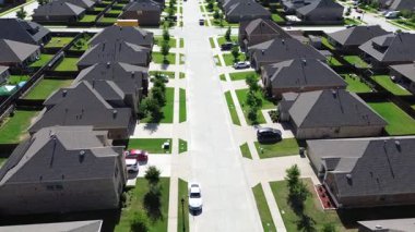 Geniş konut caddesi yeni inşaat mahalli park halindeki arabalar modern tek aile evleri, genç ağaçlar ana planlanan Myrick Lane, Princeton, Teksas 'taki olgunlaşmamış peyzaj.