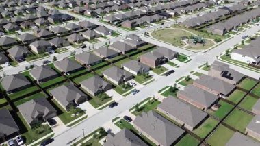 Ana planlama alanındaki topluluk oyun alanı, hızla büyüyen şehir genişliği Princeton, Teksas 'taki Dallas Fort Worth metroplex, olgunlaşmamış ağaçlarla çevrili yeni inşaat evleri.