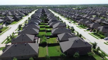 Lavon Gölü hızla büyüyen Dallas Fort Worth metropolitan alanından çevre ülke, Princeton, Teksas 'a, yeni inşaat iki katlı ev genç ağaçlar, olgunlaşmamış peyzaj, üstgeçit.