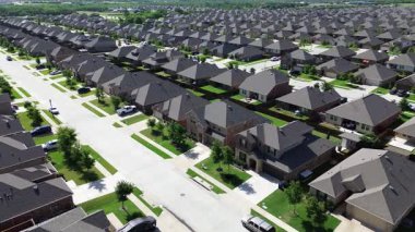 Genç ağaçlar yeni inşaat evlerinin ön bahçesini düzenliyor. Princeton, Teksas 'ta Beauchamp Bulvarı yakınlarında büyük bir yerleşim yeri. İki katlı evler, üstgeçit. ABD 