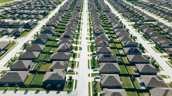 Dallas Fort Worth Metroplex 'in dışındaki modern inşaat banliyölerinin çatı panelleri hızla büyüyen DFW metropolü Princeton, Teksas' ın çevresindeki kırsal bölgelere kadar. ABD