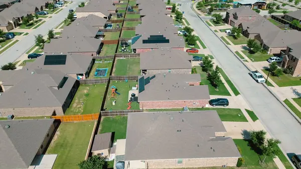 Dallas Fort Worth Metroplex 'in dışındaki modern yeni inşaat banliyölerinin büyük arka bahçesi, hızla büyüyen DFW metropolü, Princeton, Teksas' ın çevreleyen kırsalına kadar, anten. ABD