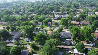 Cockrell Hill Mahallesi, Güney Dallas, Teksas 'ta orta sınıf tek aile evleri. Yerleşim alanları, yemyeşil alanlar, ağaçlık sokaklar, Mountain View Park yakınlarındaki elektrik hatları.