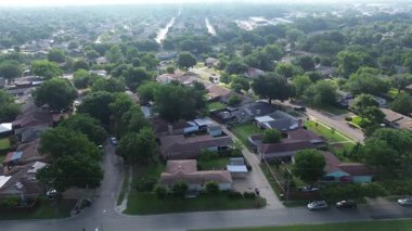 Knoxville Caddesi, Cockrell Hill Mahallesi, Güney Dallas 'ta sıra sıra tek aile evleri, yerleşik bölge yemyeşil, ağaç sıralı cadde, banliyö işçi sınıfı evleri, Teksas, üstgeçit.