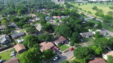 Knoxville Caddesi yakınındaki Mountain View Park 'ta Cockrell Hill Mahallesi, Güney Dallas' ta sıra sıra tek aile evleri, yerleşik bir bölge, ağaç sıralı, banliyö işçi sınıfı evleri, yürüyüş yolları.