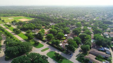 Güney Dallas 'taki Cockrell Hill mahallesinde tek aile evleri olan yemyeşil Knoxville Caddesi boyunca boş arazi, yerleşik bölge, ağaçlar, banliyö işçi sınıfı evler, TX, anten. ABD