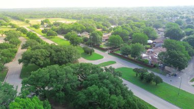 Güney Dallas 'taki Cockrell Hill mahallesinde tek aile evleri olan yemyeşil Knoxville Caddesi boyunca boş arazi, yerleşik bölge, ağaçlar, banliyö işçi sınıfı evler, TX, anten. ABD