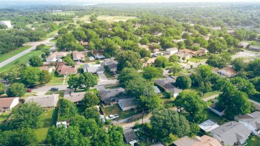 Cockrell Hill Mahallesi, Güney Dallas, Teksas 'ta iyi yerleşim yerleri, park edilmiş arabalarla dolu orta sınıf, tek aile evleri, ağaçlı cadde boyunca, olgun manzaralı, antenli. ABD