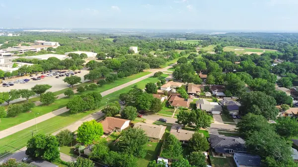 Cockrell Hill, Güney Dallas, Teksas 'ta orta sınıf yerleşim yerlerinin yakınındaki üniversite kampüsü ve golf sahası tek kişilik evler, olgun ağaçlar, yemyeşil alanlar. ABD