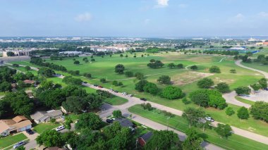 Şehir parkı patikası ve geniş çayırlık Mountain View Park, Güney Dallas, Teksas 'taki Cockrell Hill mahallesi, yemyeşil ağaçlar arasında tek kişilik orta sınıf evler Knoxville Caddesi' nde. ABD