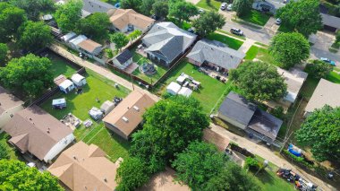 Cockrell Hill Mahallesi, Güney Dallas, Teksas 'taki orta sınıf tek aile evlerinin kiremitli çatıları. Yerleşim alanları, yemyeşil alanlar, ağaçlarla kaplı caddeler, elektrik hatları. ABD