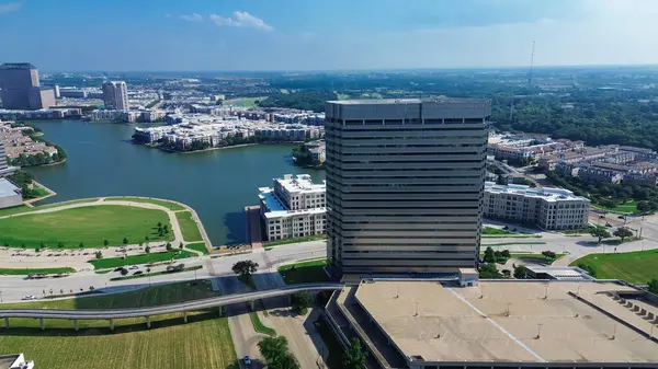 Çatı parkı, Las Colinas şehir merkezinin modern şehir manzarasında yükseltilmiş demiryolu Irving, Teksas 'taki büyük şehir merkezi, aile evleri golf sahaları ve göller etrafında kurulu yüksek binalar. ABD