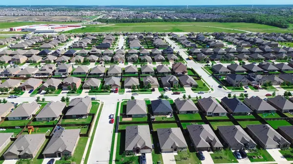 Geniş boş arazi, depolama birimleri, hızla büyüyen Dallas Fort Worth metropolitan bölgesindeki yeni inşaat alanı Princeton, Teksas 'a kadar genişleme, iki katlı evler, olgunlaşmamış genç ağaçlar peyzaj alanı. ABD