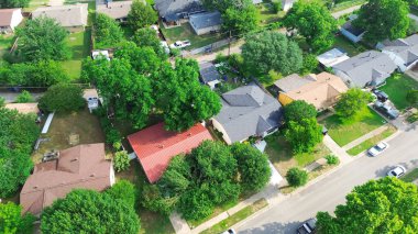 Cockrell Hill Mahallesi, Güney Dallas, Teksas 'taki orta sınıf tek aile evlerinin kiremitli çatıları. Yerleşim alanları, yemyeşil alanlar, ağaçlarla kaplı caddeler, elektrik hatları. ABD