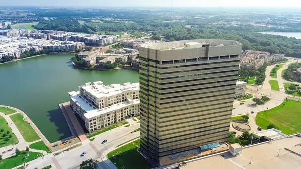 Las Colinas şehir merkezindeki limana bakan cam ofis binaları. Büyük şehir merkezi. Yüksek katlı iş birliği topluluğunun, göl kenarındaki yerleşim alanlarının, restoranların, yemyeşil Irving 'in karma kullanımı. ABD