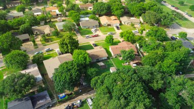 Cockrell Hill Mahallesi, Güney Dallas, Teksas 'ta orta sınıf tek aile evleri yerleşim alanı olarak yeşillik, ağaç sıralı cadde ve Mountain View Park yakınlarında elektrik hatları kurulmuş. ABD