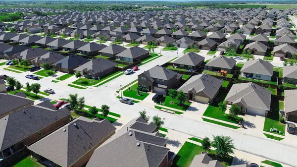 Princeton, Teksas 'taki Beauchamp Bulvarı yakınlarındaki ana yerleşim bölgesinde, olgunlaşmamış ağaçlarla çevrili büyük bir yerleşim yeri ve peyzaj. İki katlı evler, anten. ABD