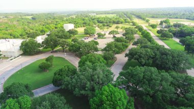 Cockrell Hill, Güney Dallas, Teksas 'ta orta sınıf yerleşim yerlerinin yakınındaki üniversite kampüsü ve golf sahası tek kişilik evler, olgun ağaçlar, yemyeşil alanlar. ABD