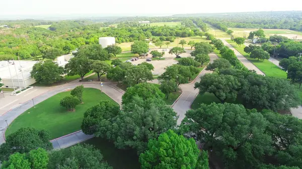 Cockrell Hill, Güney Dallas, Teksas 'ta orta sınıf yerleşim yerlerinin yakınındaki üniversite kampüsü ve golf sahası tek kişilik evler, olgun ağaçlar, yemyeşil alanlar. ABD