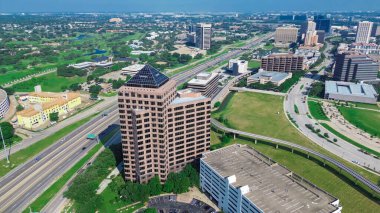 John Carpenter çevre yolu boyunca hızla büyüyen iş alanı. Yüksek hafif tren yolu, golf sahası, nehir kenarındaki kampüs kiralama şirketi, çok katlı otopark Las Colinas, Irving 'de. ABD