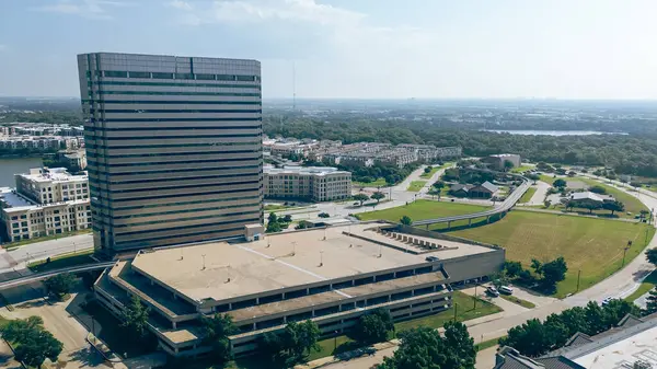 Riverside apartmanı, modern cam ofis binası, çok katlı otopark, Las Colinas, Irving 'deki nehir kenarı şirket kampüsü, Dallas Fort Worth iş alanı reklamları. ABD