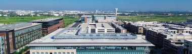 Panorama havalimanı ambar bölgesi şehir su kulesi ile karışık kullanımlı Cypress Waters, Dallas TX, büyümek için geniş boş arazi, apartmanlar, ofis binaları. ABD