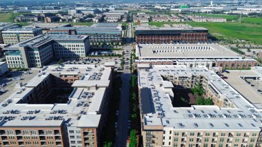 Modern apartman kompleksi merkezi avlu ve düz çatılı ticari HVAC paketleri, çok katlı otoparklar, ofis binaları, Cypress Waters, Dallas 'taki ticari mülklerle çevrili. ABD