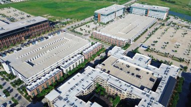 Modern apartman kompleksi merkezi avlu ve düz çatılı ticari HVAC paketleri, çok katlı otoparklar, ofis binaları, Cypress Waters, Dallas 'taki ticari mülklerle çevrili. ABD