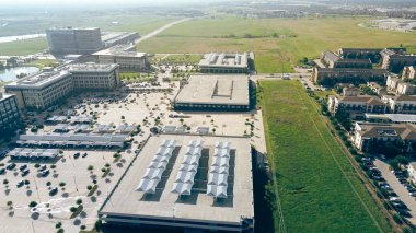 Gölgelik yapılar, banliyö iş bölgesinde park edilmiş araçlar, ana yerleşim merkezleri Cypress Waters, Dallas Fort Worth Metroplex, ticari binalar, ofis, perakende. ABD