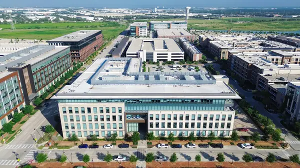 Karışık Kullanım Geliştirme Suyu, Dallas modern ticari ve ofis binaları, çoklu aile evleri, kasaba evleri, konutlar, depolar, banliyö iş bölgesi, teknoloji merkezi. ABD