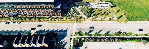 Panorama hava manzaralı evler Karma Kullanım Geliştirme Bölümü 'ndeki ağaç sıralı cadde boyunca uzanan Cypress Waters, Dallas, büyümek için boş arazi, açık uzay şirketleri ve yerleşim merkezleri, çok katlı otopark. ABD