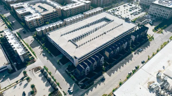 Karma kullanımlı geliştirme Cypress Waters, Dallas 'ta çok katlı otopark çözeltisi, ticari, çok ailelik konutlar, çatıdaki maksimum dikey alan, yer ayak izini genişletmeden kapasiteyi artırıyor. ABD