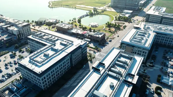 Dallas North Lake parkları, patikalar, Cypress Waters 'da iyi planlanmış varoş yerleşim merkezindeki canlı eğlence alanı, büyüyen banliyö iş bölgesi, ticari mülk. ABD