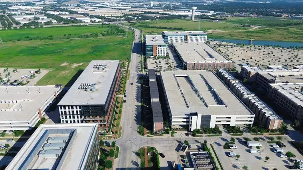 Şehir su kulesi olan havalimanı depo bölgesi karışık kullanımlı Cypress Waters, büyümek için geniş boş arazi, yapılandırılmış park çözümleri apartmanlar, kurumsal ofis binaları. ABD