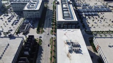 Büyük ticari HVAC üniteleri, çok katlı park çözeltisi karışık kullanımlı geliştirme Cypress Waters, Dallas, ticari, çoklu aile konutları, çatıdaki maksimum dikey alan, kapasiteyi artırıyor