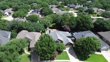 Çatı katı güneş paneli dizili banliyö evleri, optimal güneş ışığı yakalama için açılı tesisler, temiz verimlilik enerjisini desteklemek, düşük faturalar, DFW metroplex, Teksas 'ta sürdürülebilir yaşam