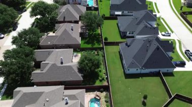 Lüks banliyö mahallesi iki katlı geniş çitli ev, tatil köyü tarzı yüzme havuzu, bahçe mobilyası, açık çimenlik alan aile eğlencesi ve açık hava rahatlaması, Çiçek Tepesi, Teksas