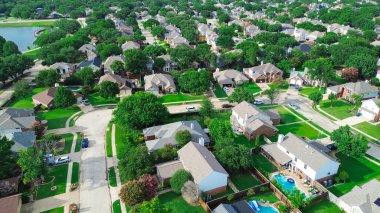 Dallas Fort Worth Metroplex, Rheudasil Park 'ta iki katlı evler, Cul-de-sac caddeleri, büyük arka bahçeler, yüzme havuzları, ağaçlar. ABD