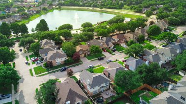 Flower Mound, Teksas 'taki Rheudasil Park' ta çeşme, tahta yol, yürüyüş yolları, yemyeşil ağaçlar, çocuk parkı ve Dallas Fort Worth metroplex 'teki çevresindeki banliyö evleri yer alıyor. ABD