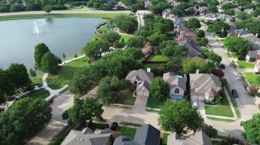 Çiçek Tepesi, Teksas 'taki yemyeşil Rheudasil Parkı' nda su çeşmesi, kavisli sahil yolu, yürüyüş yolları, çocuk parkı, iki katlı yüzme havuzlu lüks banliyö evleri, çimenli çimenleri olan