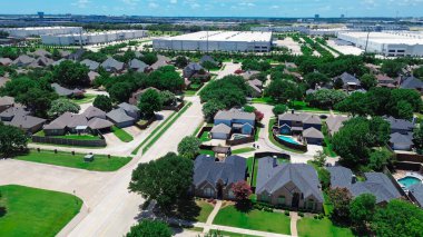 Dallas-Fort Worth Metroplex 'teki DFW Uluslararası kargo havalimanı yakınlarındaki canlı banliyöler, kargo, dağıtım, ticari ve meskun gayrimenkul, hızlı ulusal dağıtım alanlarında karışık kullanımlar. ABD