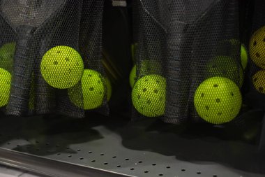 Spor perakendecisinde pens teçhizatı düzenleyen delinmiş metal raf ünitesi, delinmiş delik tasarımı ağ torbaları ve raketlerin esnek depolanmasına, endüstriyel fonksiyon atletizminin harmanlanmasına olanak sağlıyor. ABD