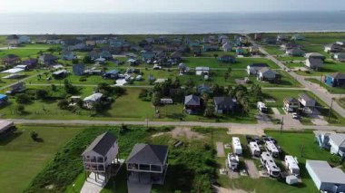 Oceanside Mahallesi 'nde kumlu sahil şeridine erişimi olan renkli bir sahil evi. İdeal tatil kiralık kumsal konumu plaj konaklama, araba, UTV erişimi, Port Bolivar, Teksas 'ta fırtına geçirmez tasarım.