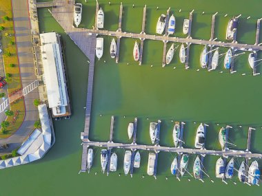 Teksas marinasında Corpus Christi 'de Shoreline Bulvarı yakınında beyaz çatılı büyük bir rıhtım restoranı var. Huzurlu liman manzarası kıyı keyfi, tekne gezisi ve yemek girişini harmanlıyor. ABD