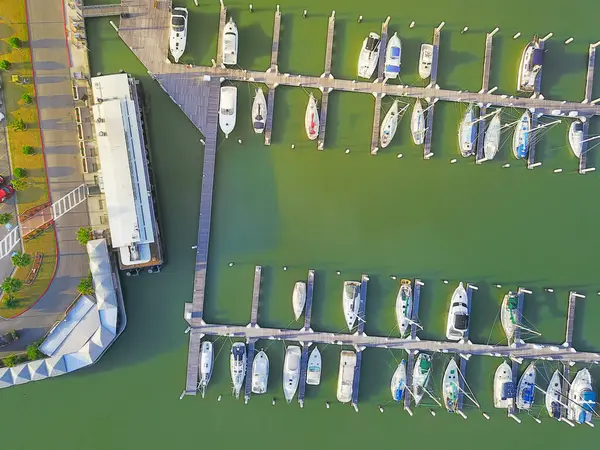 Teksas marinasında Corpus Christi 'de Shoreline Bulvarı yakınında beyaz çatılı büyük bir rıhtım restoranı var. Huzurlu liman manzarası kıyı keyfi, tekne gezisi ve yemek girişini harmanlıyor. ABD